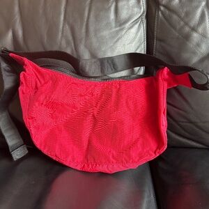 BAGGU candy apple medium nylon crescent bag